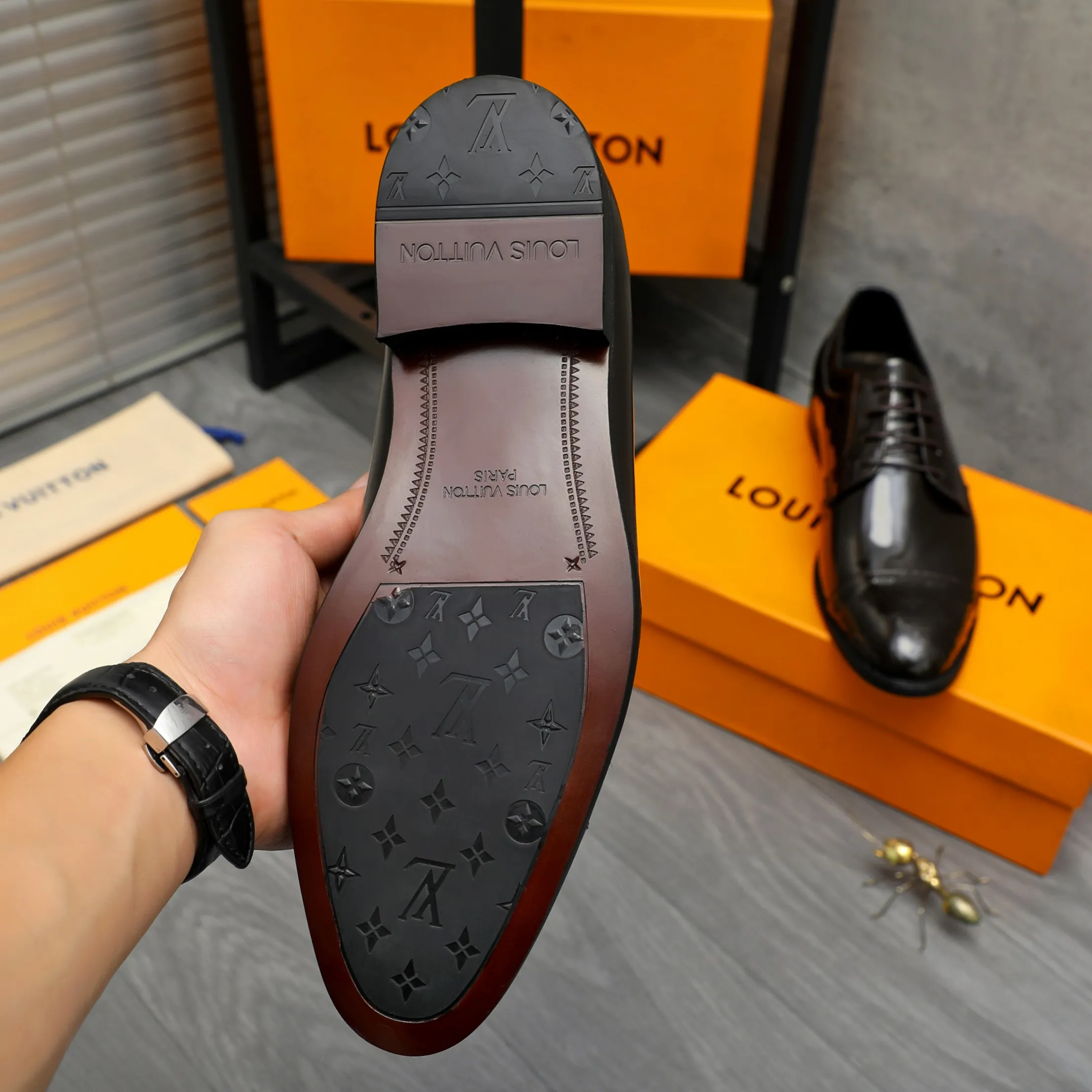 Men's shoes 💰p460 Product trademark: LV (Louis Vuitton) business lace-up leather shoes True size: 39-44 Product material: Selected lacquered cowhide stitching embossed cowhide upper, cowhide lining, original rubber outsole